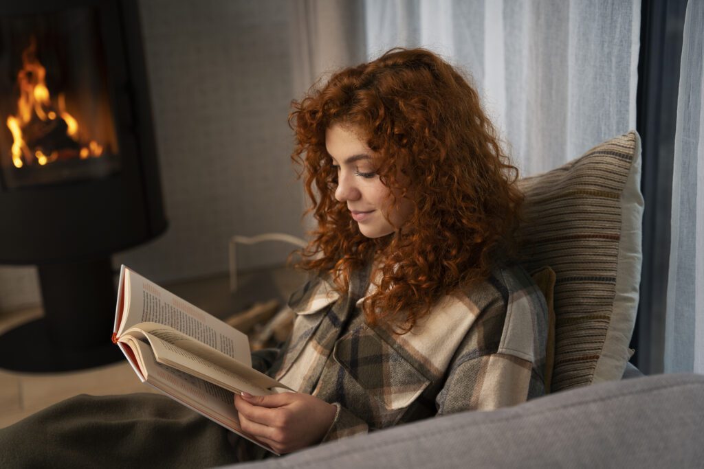 Mulher lendo livro que virou uma adaptação de série da netflix.